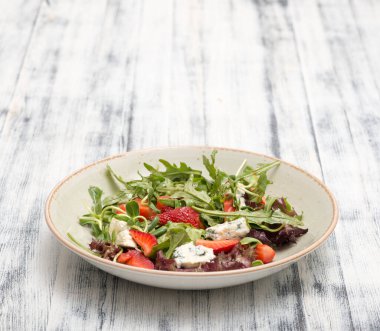 mozzarella peyniri salatası