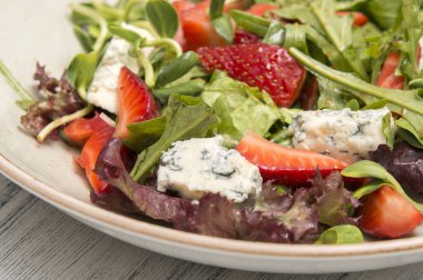 Çilekli salata, ıspanak ve peynir.