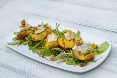 Kızarmış patates, roka, peynir ve kızarmış fındık.