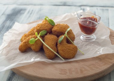 Soslu kızarmış tavuk nugget.