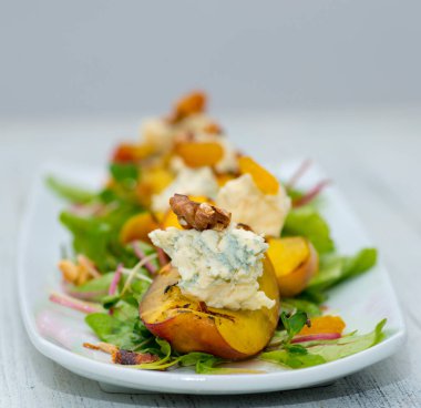 Peynirli ve salatalı taze tavuk.