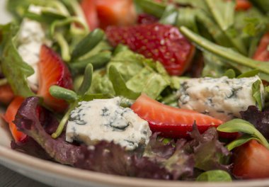 Peynirli ve domatesli taze salata