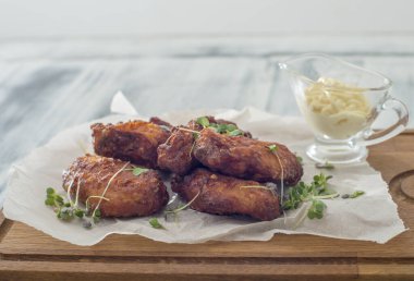 Kızarmış tavuk kanadı ve tatlı patates