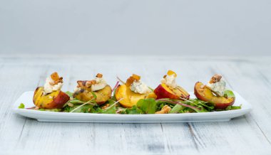 plaka üzerinde kavrulmuş patates