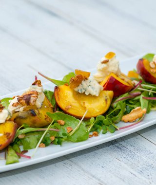 Fırında patates peynir ile doldurulmuş