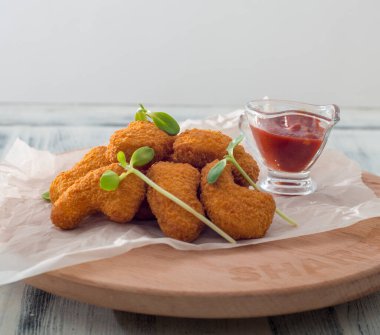 Domates soslu ve otlu kızarmış tavuk kanadı.