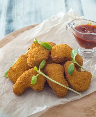 Soslu kızarmış tavuk nugget.