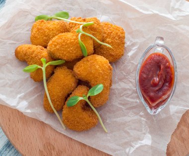 Tahtada ketçaplı kızarmış nugget, üst manzara.