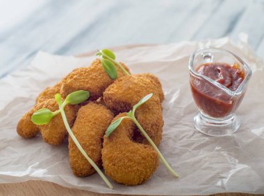Kızarmış tavuk nugget ve ketçap.