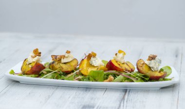 Peynirli ve cevizli kızarmış patates salatası.