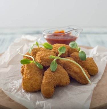 Tavuklu nuggetlar masada bir kasede