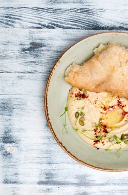 Ton balıklı salata sebze ile