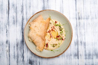 Baharatlı ve sebzeli fırında tavuk. Üst görünüm, kapat, yatay