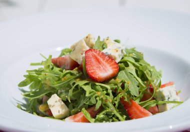 Çilek salatası, peynir ve roka.