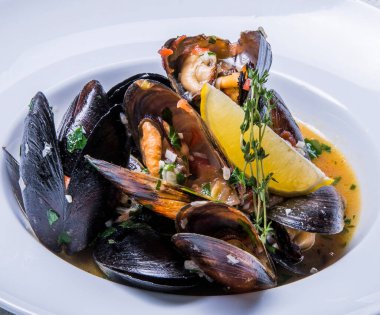 Midye çorbası deniz ürünleri