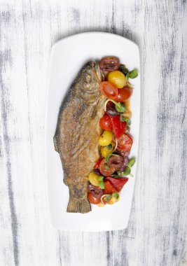 Sebzeli kızarmış balık