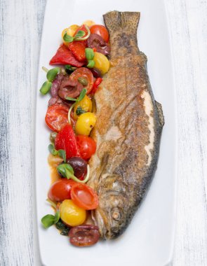 Sebze ve baharatlı ızgara balık.