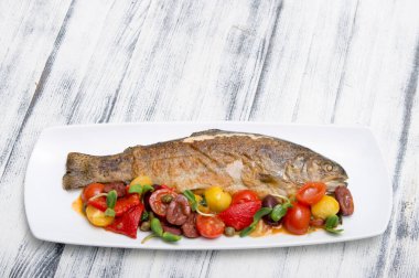 Sebze ve otlu ızgara balık.