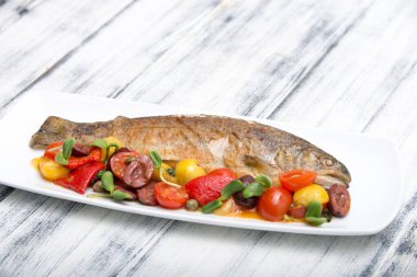 Sebze ve otlu ızgara balık.