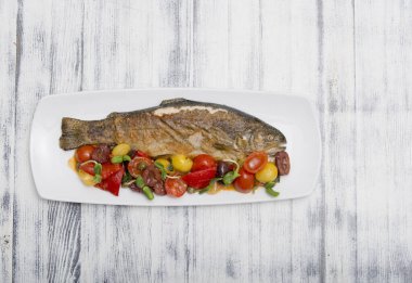 Beyaz tabakta sebze ile balık