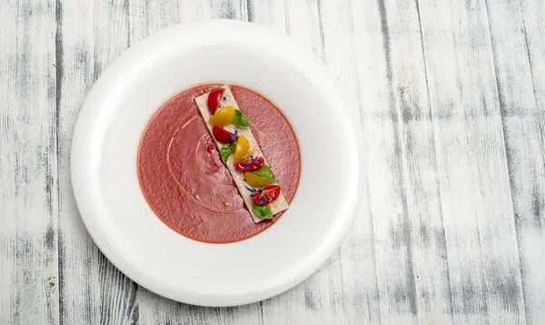 Tabağında kapari olan sığır carpaccio, yaklaş.