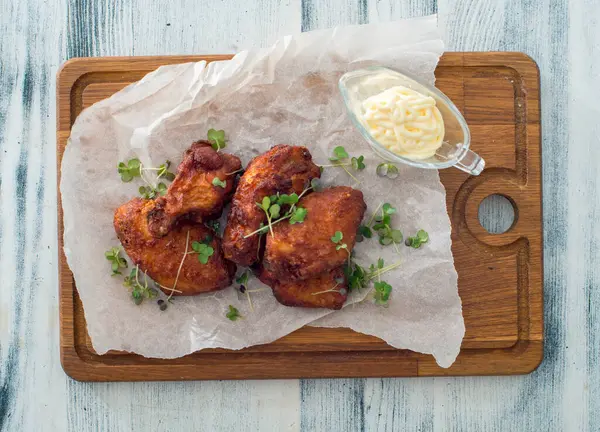 crispy chicken wings with sauce