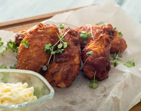 Tahtada salata ve peynirli tavuk kanadı.