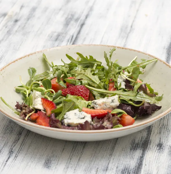 Domatesli taze salata, peynir ve fesleğen.