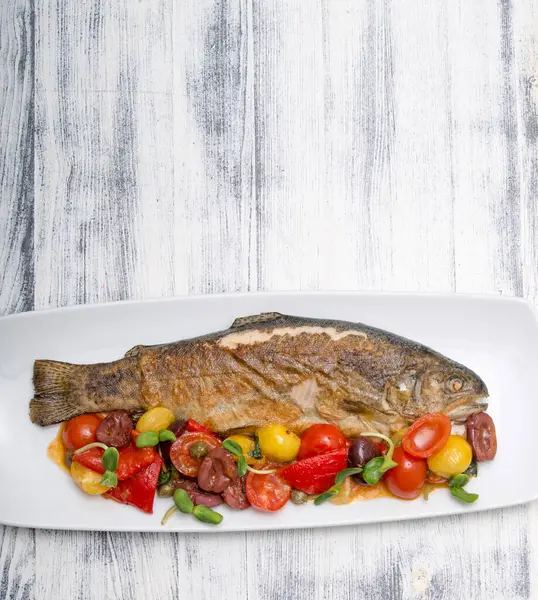 Patates ve sebzeli levrek balığı.