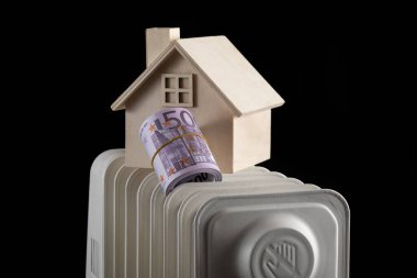 500 avroluk banknotlar elektrikli radyatörde bir tüpe sarılmış.