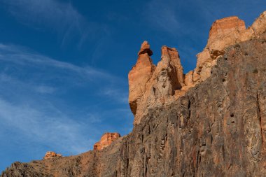 Bir sonbahar günü Charyn Kanyonu 'nda (Kazakistan) gizemli kaleler