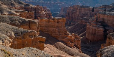 Bir sonbahar günü Charyn Kanyonu 'nda (Kazakistan) gizemli kaleler