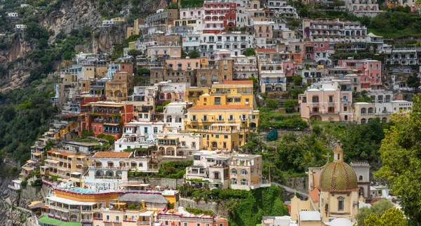 Resimli Küçük Talyan Kasabası Positano Dağlardan Akdeniz Kadar Uzanan Teraslardan — Stok fotoğraf