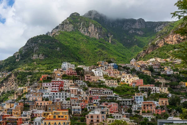 산에서 지중해에 이르는 테라스에서 내려오는 그림같은 이탈리아의 포시타노 이곳은 아말피 — 스톡 사진