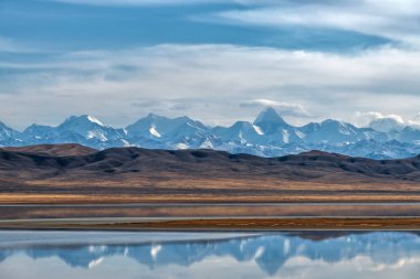 Kuzey Tien Shan sıradağları ve Khan Tengri zirvesi güneydoğu Kazakistan 'da bulutlu bir gökyüzünün altında.