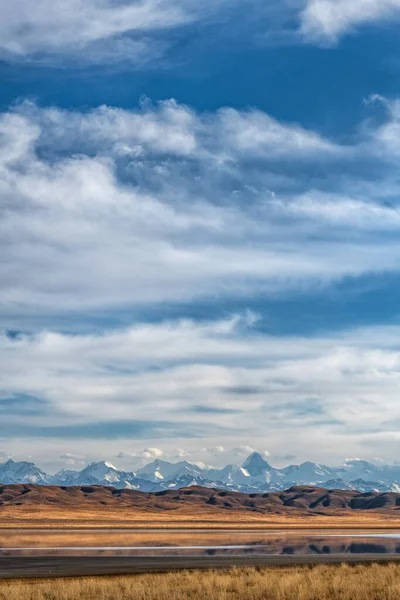 カザフスタン南東部のカーン テングリのピークと北天山山脈曇りの空の下で — ストック写真