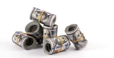 Beyaz arka planda birkaç paket 100 Amerikan doları.