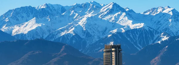 Das Berühmte Hotel Kasachstan Almaty Vor Der Kulisse Schneebedeckter Berge — Stockfoto