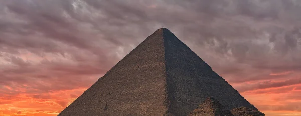 Ψηλότερο Και Πιο Διάσημο Από Τις Αιγυπτιακές Πυραμίδες Στο Οροπέδιο — Φωτογραφία Αρχείου