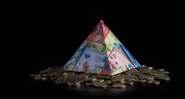 Pyramide Mit Dem Bild Kasachischer Banknoten Tenge Und Kasachische Münzen — Stockfoto