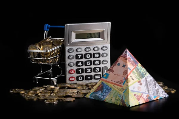 Pirámide Con Imagen Los Billetes Kazajos Tenge —  Fotos de Stock