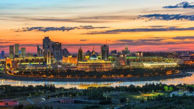 Astana şehrinin merkezi manzarası Kazakistan Başkanı 'nın yazlık gökyüzünün altında ikamet ettiği yer.