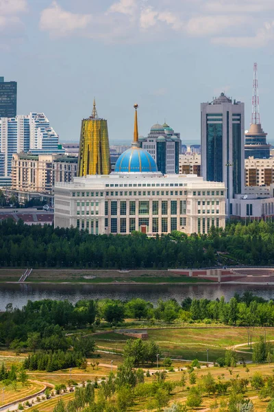 以哈萨克斯坦总统官邸为中心的阿斯塔纳市中心景观 — 图库照片