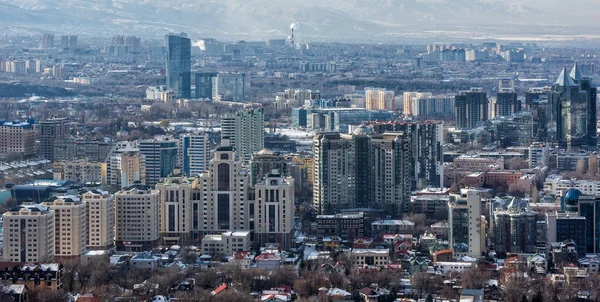 冬の日にアルマティ最大のカザフスタンの都市の中央部 — ストック写真