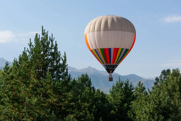 Enorme Balão Quente Voa Sobre Montanhas Pinhal — Fotografia de Stock