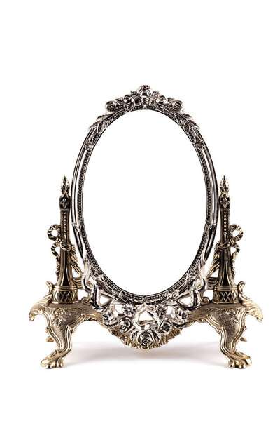 Антикварная серебряная рама с подставкой на белом фоне