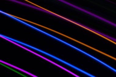 Siyah arkaplanda çok renkli ışık çizgileri