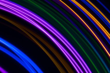 Siyah arkaplanda çok renkli ışık çizgileri