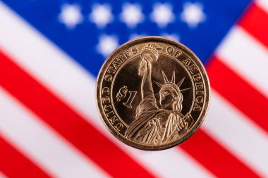 ABD ulusal bayrağının arka planında 1 Amerikan Doları madeni para