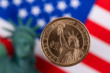 ABD ulusal bayrağının arka planında 1 Amerikan Doları madeni para